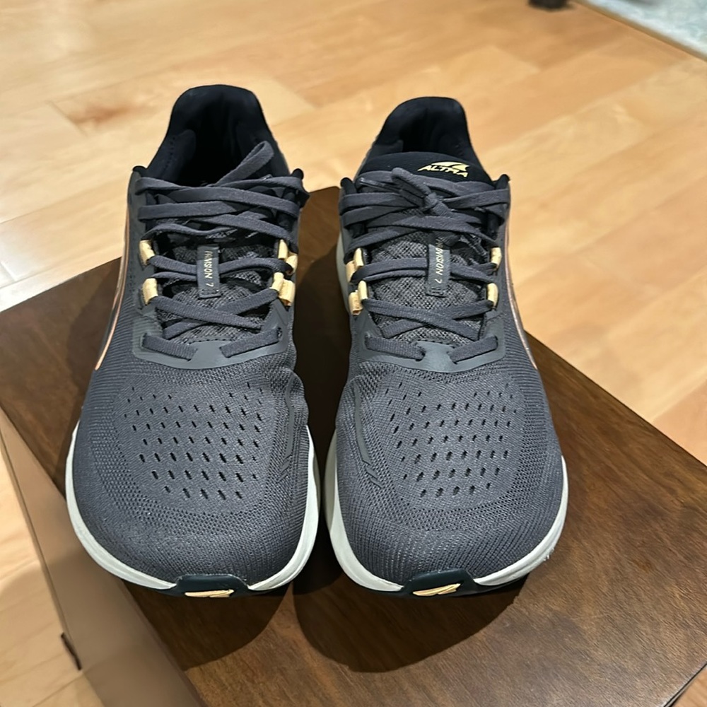 ALTRA WOMEN'S PROVISION 7 SIZE 10.5 Good Condition from a smoke & pet free home